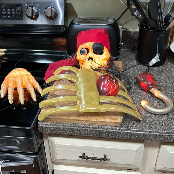 PREOWNED Pirate Pete Skeleton Lighted Ground Breaker Halloween Yard Prop - Picture 1 of 15